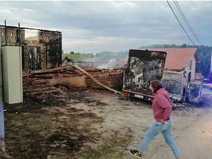 Banjaluka: U požaru izgorjeli konji, kamion, prikolica i 400 bala sijena
