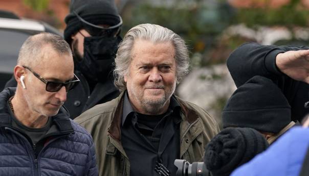 Bannon se predao FBI-u kako bi se suočio s optužbama za nepoštovanje Kongresa