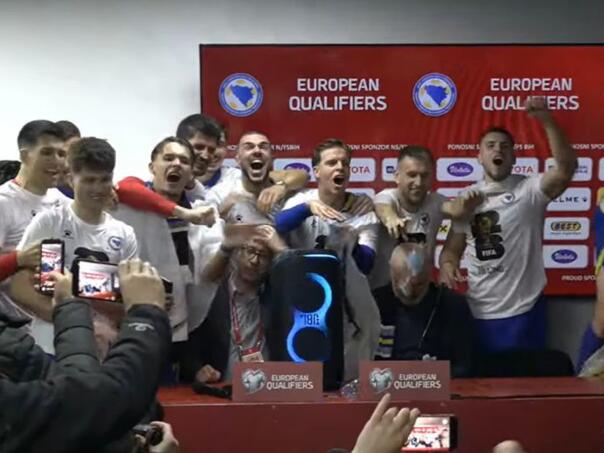 Barbarez pokušao održati press, Zmajevi ga okupali šampanjcem!