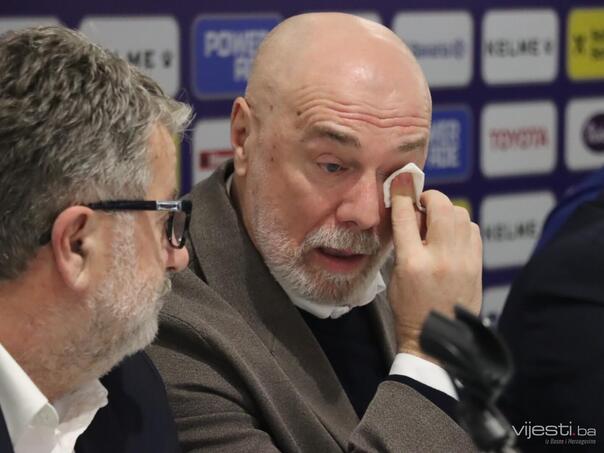 Barbarez u suzama: Kad zasvira naša himna ...