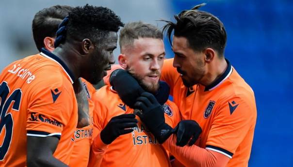 Bašakšehiru derbi protiv Bešiktaša, Višća asistirao