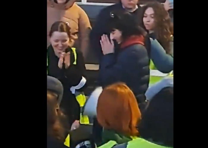 Batinaši u Novom Sadu Sarajki polomili vilicu, no opet došla podržati kolege