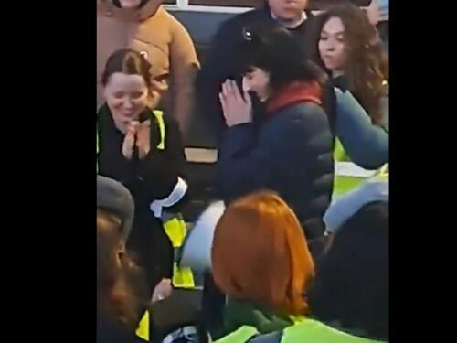 Batinaši u Novom Sadu Sarajki polomili vilicu, no opet došla podržati kolege