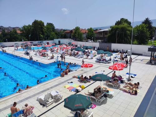 Bazen Dobrinja u funkciji, zbog kapaciteta i sigurnosti broj kupača ograničen