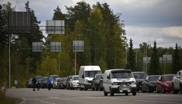 BBC: Rusi masovno bježe, kolona na granici duga 10 km