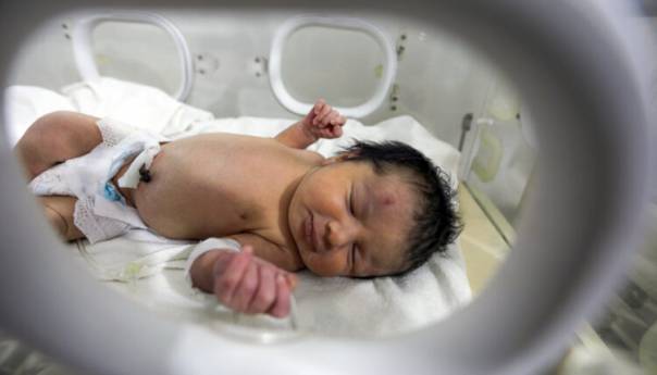 Bebu rođenu u ruševinama u Siriji udomio rođak