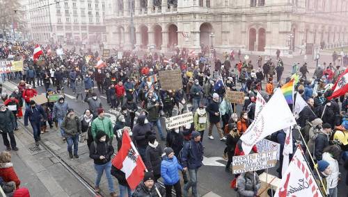 Beč: Incidenti i privođenja na protestima, policija koristila biber sprej