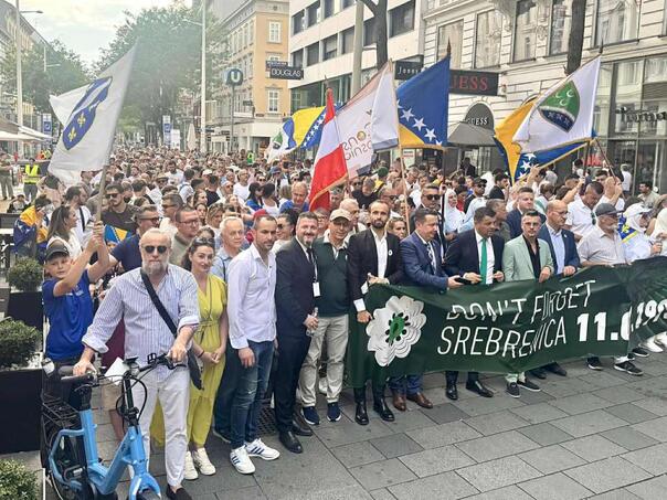 Beč odaje počast žrtvama genocida u Srebrenici: Kamen temeljac za spomenik, marš i komemoracija