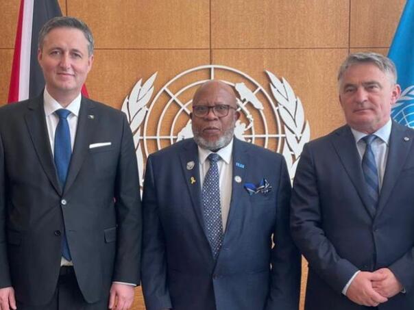 Bećirović i Komšić pozvali članice UN-a da zaštite istinu o genocidu u Srebrenici