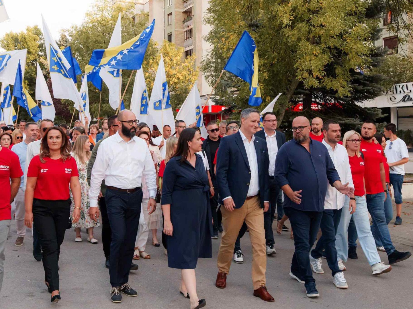 Bećirović na početku kampanje u šetnji Dobrinjom i druženju s građanima
