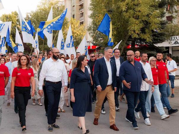 Bećirović na početku kampanje u šetnji Dobrinjom i druženju s građanima