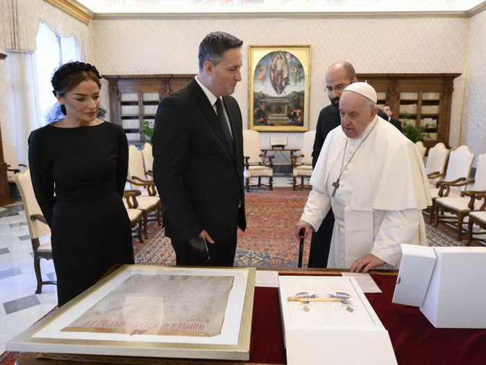 Bećirović poklonio papi Franji primjerak knjige Codex diplomaticus Regni Bosnae