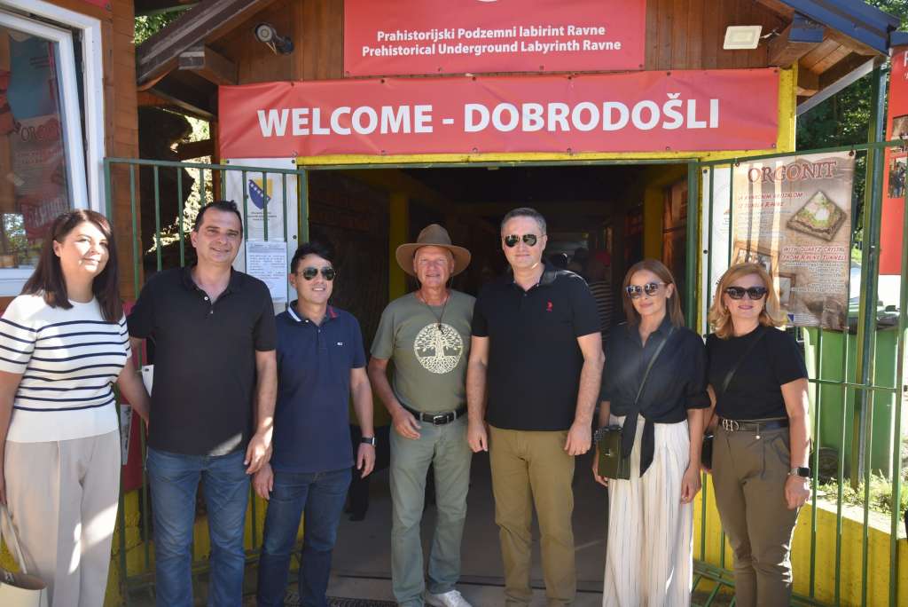 Foto: Bećirović posjetio Bosansku dolinu 'piramida'
