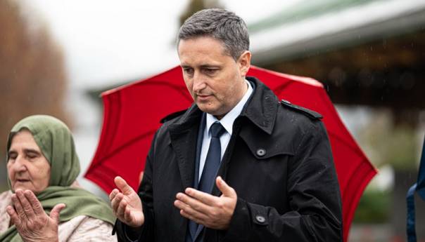 Bećirović posjetio MC Potočari i Majke Srebrenice