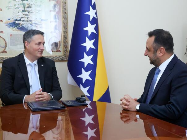 Bećirović s ambasadorom Turske Aksekijem o jačanju sveukupnih odnosa