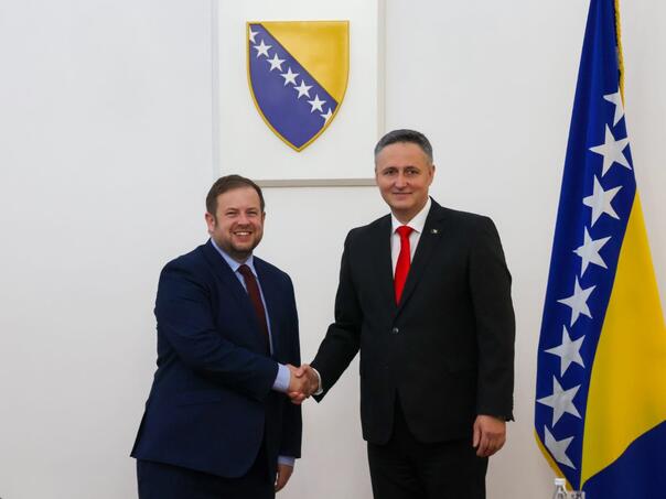 Bećirović sa zvaničnikom UK: O OHR-u, prijetnjama...