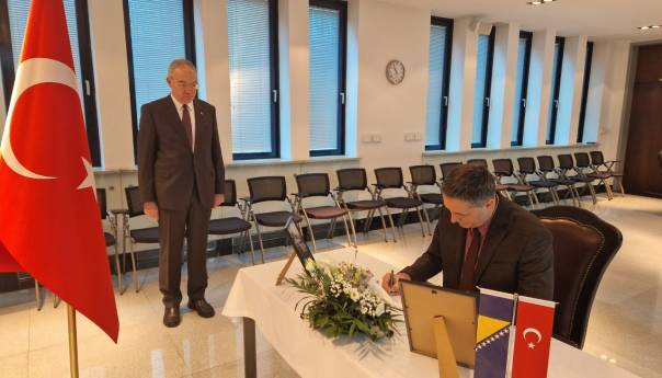 Bećirović se sastao s ambasadorom Turske u BiH i upisao u Knjigu žalosti