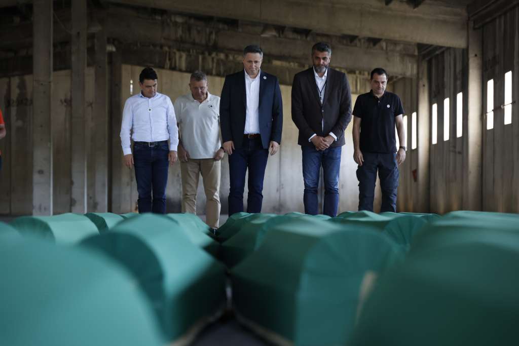 Bećirović se u bivšoj Fabrici akumulatora poklonio žrtvama genocida