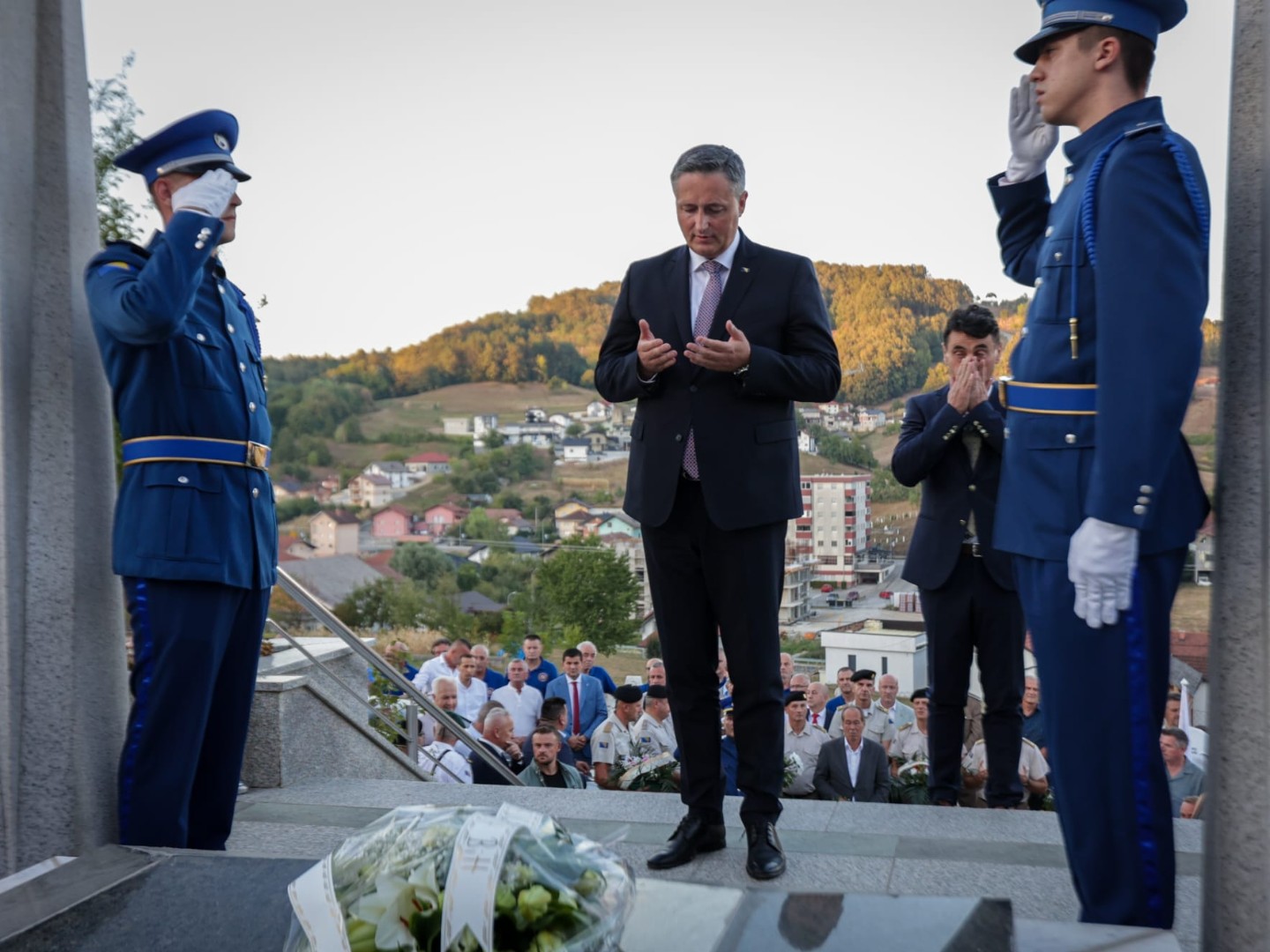 Bećirović u Bužimu odao počast heroju odbrane BiH Izetu Naniću