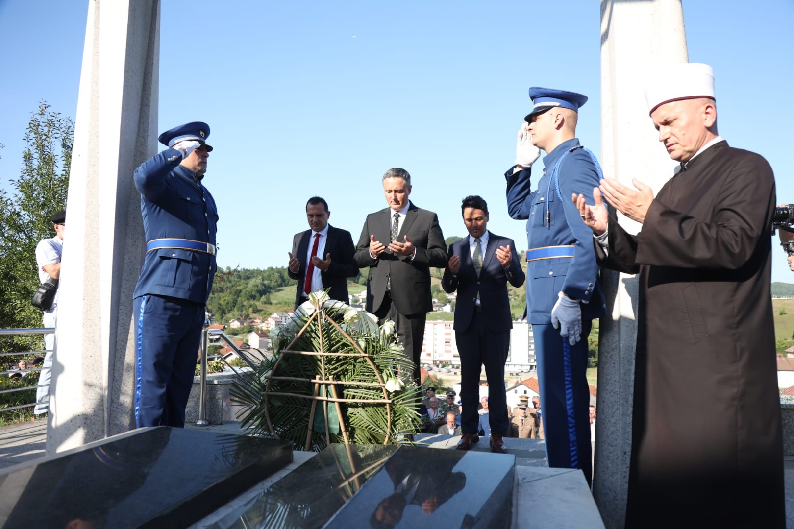 Bećirović u Bužimu, položio vijenac generalu Izetu Naniću