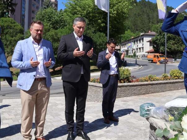 Bećirović u Cazinu odao počast šehidima i poginulim borcima Armije RBiH
