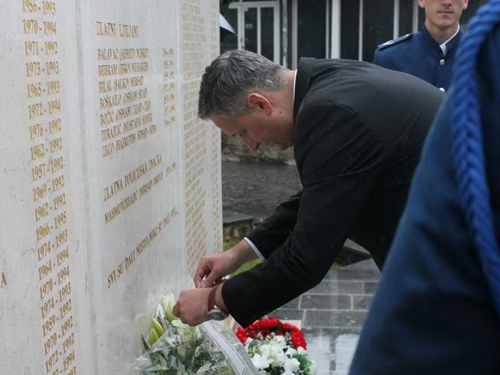 Bećirović u Stocu položio cvijeće na Centralno spomen-obilježje šehidima i palim borcima Armije RBiH