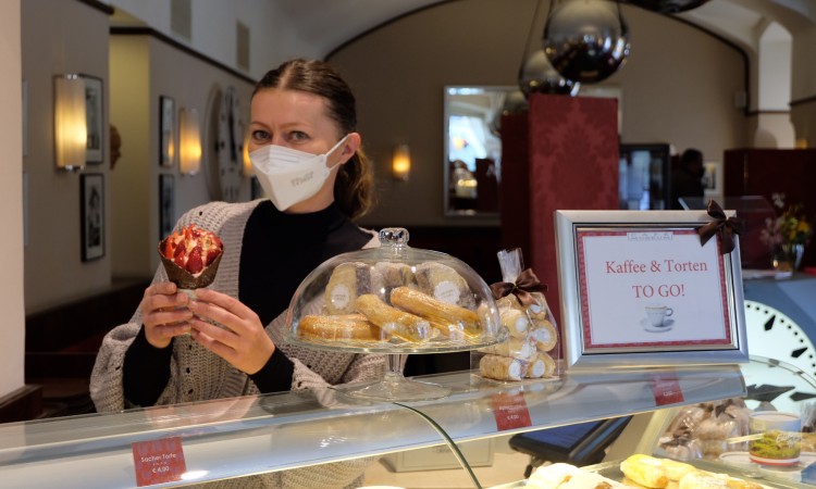 Bečki "Café Museum" prodaje kolače i testira goste na koronu