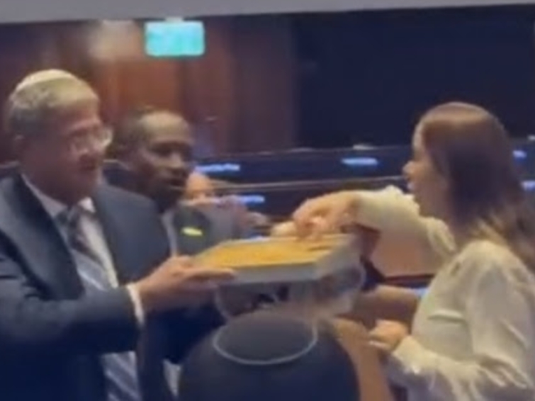 Ben Gvir dijelio slatkiše u trenutku odobravanja zakona o smrtnoj kazni u Knessetu