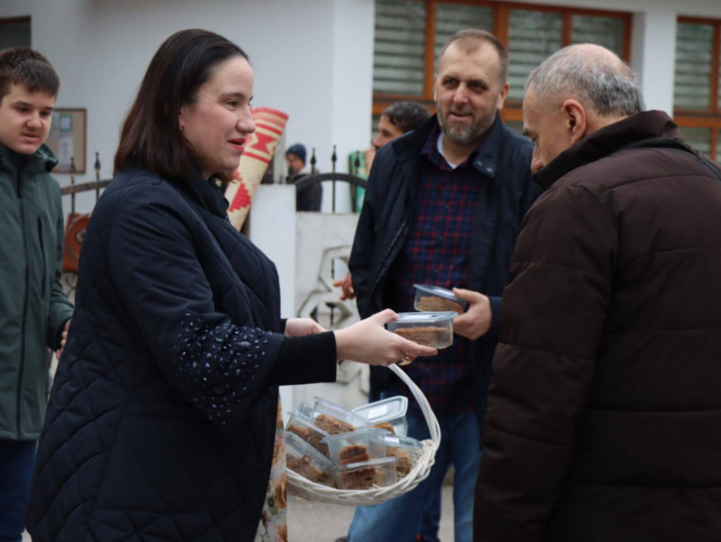 Benjamina Karić dijelila baklave nakon bajram-namaza