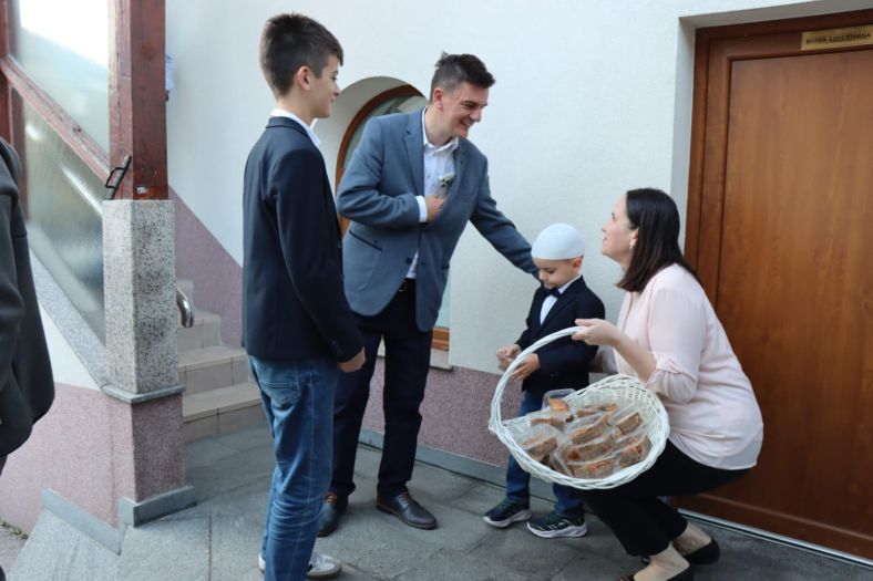 Benjamina Karić dijelila baklave nakon Bajram namaza u Sarajevu