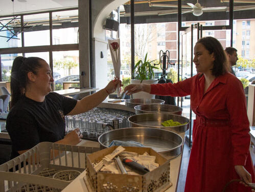 Benjamina Karić dijelila ruže radnicama u apotekama, pekarama, kafićima...