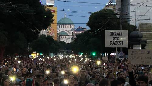 Beograd: Građani formirali prsten oko zgrade Predsjedništva Srbije