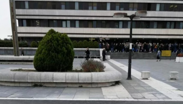 Beograd: Hiljadu ljudi ispred VMA želi da se testira na koronavirus
