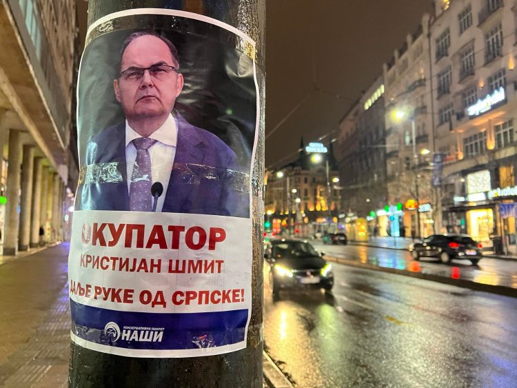 Beograd izlijepljen plakatima na kojima je 'okupator' Christian Schmidt