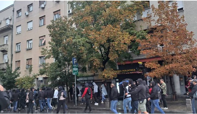 Beograd: Maskirani huligani ispred hrama uzvikuju 'pederi'
