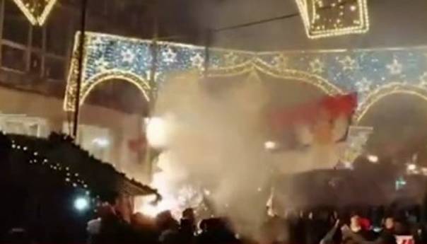 Beograd: Navijači Crvene zvezde zapalili zastavu Crne Gore u znak protesta