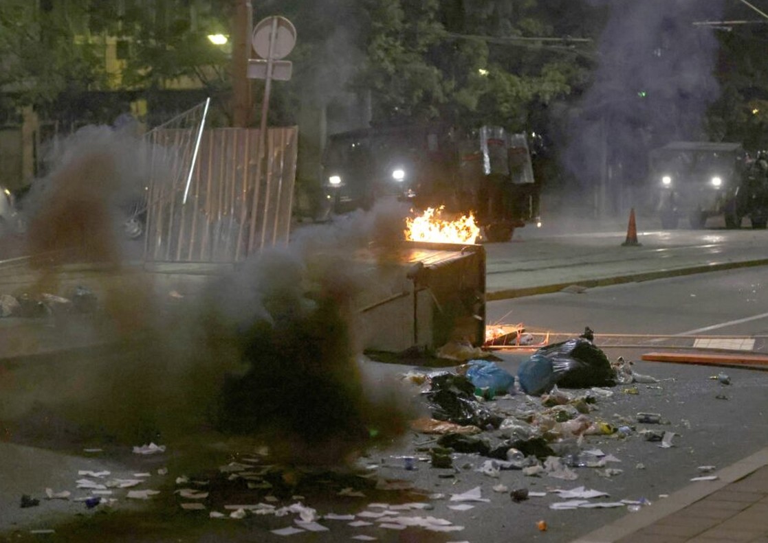 Beograd ne pamti ovakvu noć: Pogledajte okršaj ispred Pravnog fakulteta