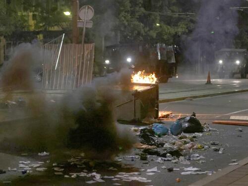 Beograd ne pamti ovakvu noć: Pogledajte okršaj ispred Pravnog fakulteta