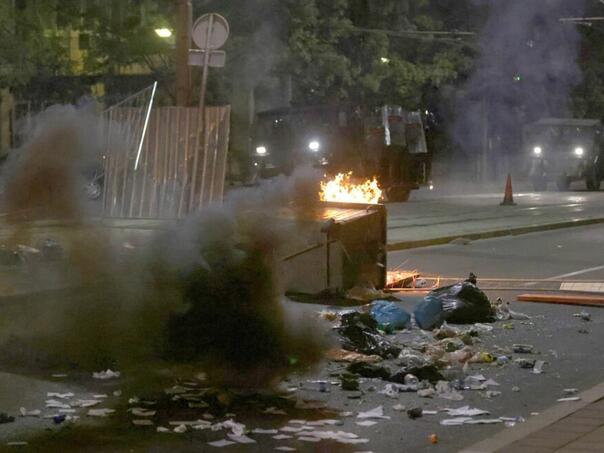 Beograd ne pamti ovakvu noć: Pogledajte okršaj ispred Pravnog fakulteta