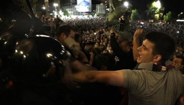 Beograd: Povrijeđeno 13 policajaca i sedam civila