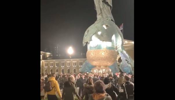 Beograd: Protestovali protiv korona-mjera igrajući kolo