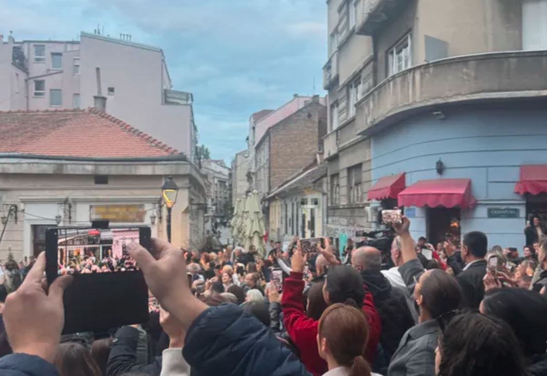 Beograd se oprostio od Bešlića: Skadarlija odzvanjala njegovim pjesmama