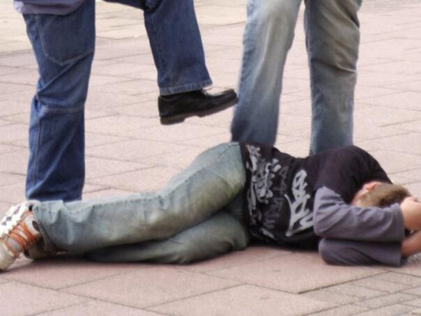 Beograd: Učenici brutalno pretukli svog vršnjaka (14)