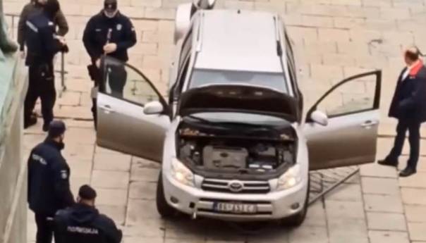 Beograd: Vozač probio zaštitnu ogradu ispred Skupštine