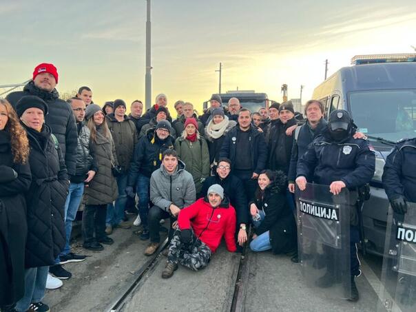 Beogradski aktivisti ušli na Stari savski most poslije guranja s policijom