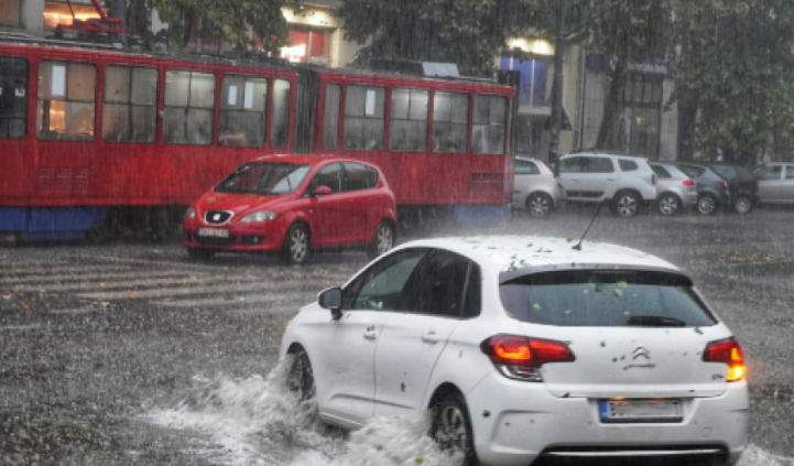 Beogradu: Tri osobe spašene, vjetar nosio krov sa zgrade parlamenta