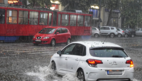 Beogradu: Tri osobe spašene, vjetar nosio krov sa zgrade parlamenta