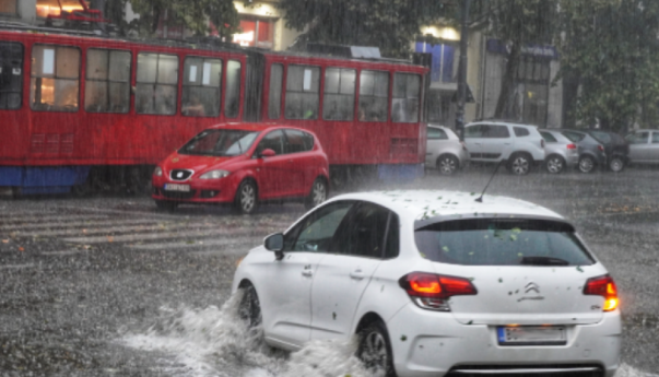 Beogradu: Tri osobe spašene, vjetar nosio krov sa zgrade parlamenta