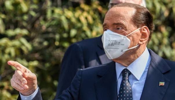 Berlusconi proveo noć u bolnici nakon "slučajnog pada"