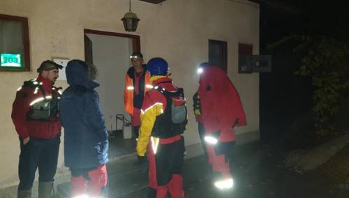 Besana noć iza spasioca, ekipe i dalje na terenu